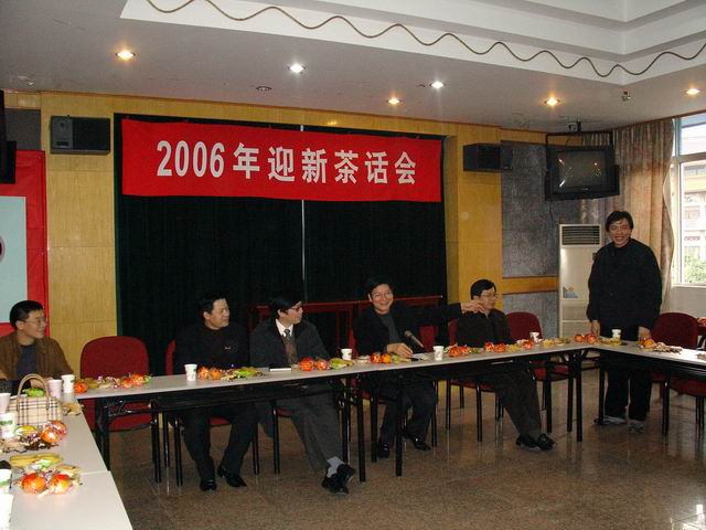 张和秋书记主持茶话会,介绍新教师吴庆云雄博士