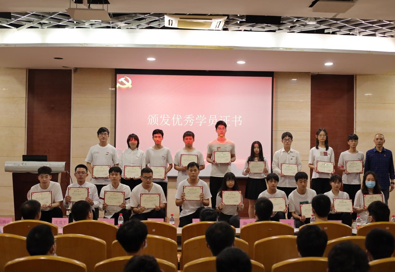 院党委副书记余飞为获得优秀学员荣誉的学生颁发证书 院党委副书记余飞为获得优秀学员荣誉的学生颁发证书