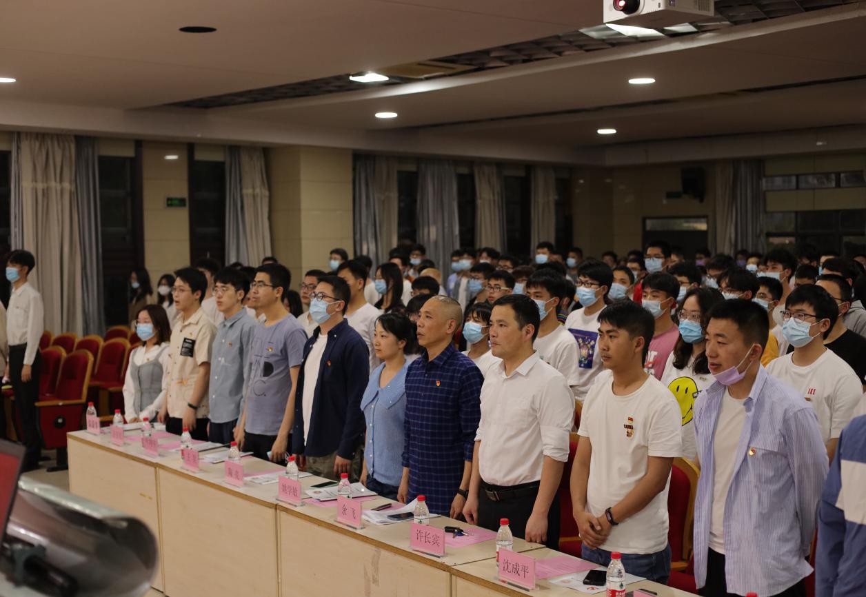 全体师生同唱《国际歌》 全体师生同唱《国际歌》